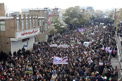 Una manifestación en las calles de Arak en defensa del gobierno, que dijo haber frenado una conspiración que generó violencia luego del anuncio del aumento del precio de la nafta