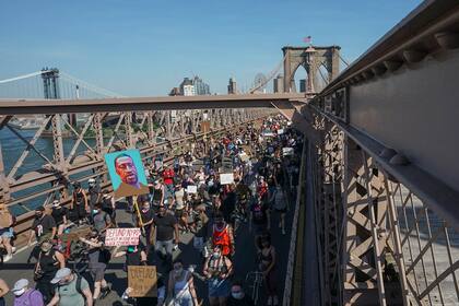 Una manifestación en repudio del asesinato del afroamericano George Floyd a manos de un policía blanco cruza el puente de Brooklyn