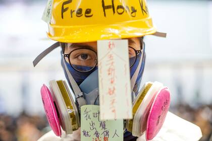 Una manifestante, con caso y máscara antigás en el aeropuerto de Hong Kong