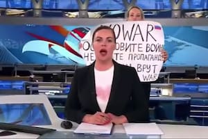 Una periodista interrumpió el principal noticiero ruso con un mensaje contra la guerra