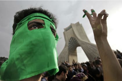 Una manifestante iraní con una máscara verde en una manifestación contra Ahmadinejad, en 2009