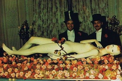 Una maniquí extendida sobre un lecho de rosas era solo una muestra de la excentricidad del banquete