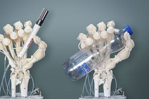 Crean una mano robot impresa de plástico que tiene ligamentos y tendones, como la humana