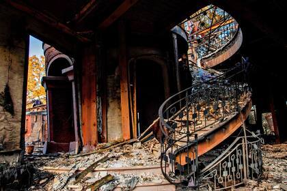 Una mansión consumida por las llamas en Kellogg, California