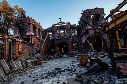 Una mansión consumida por las llamas en Kellogg, California