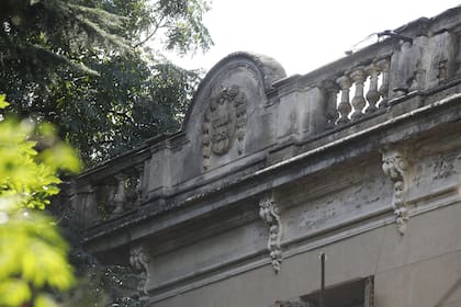 Una mansión tasada en  millones de dólares que mantiene su estructura original y lleva su nombre en la fachada: Villa Rosa