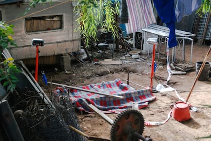 Una manta tapa el pozo donde fue enterrada Chiara Páez, en el patio de la casa de su novio