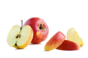 ¿Por qué comer un trozo de manzana al día trae varios beneficios para la salud?