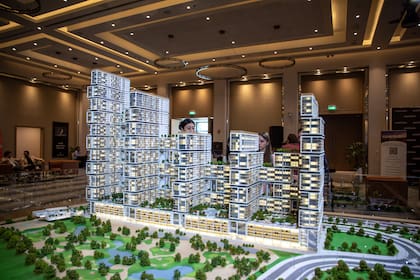 Una maqueta de una urbanización en el centro comercial de Sobha, en Dubái, Emiratos Árabes Unidos, que está experimentando un boom inmobiliario impulsado por Rusia, el 2 de marzo de 2023.