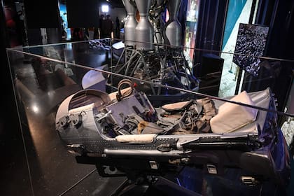 Una maqueta del asiento eyectable de la nave espacial Vostok del cosmonauta soviético Yuri Gagarin se exhibe en el Museo de Cosmonáutica de Moscú