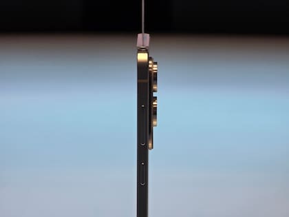 Una maqueta del Galaxy S25 Edge exhibida en el stand de Samsung en el MWC 2025