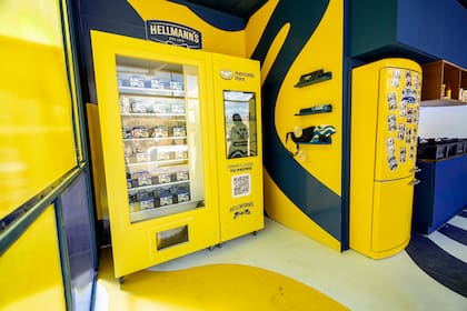Una maquina expendedora de premios brinda regalos sorpresa a los consumidores de Hellmann’s.