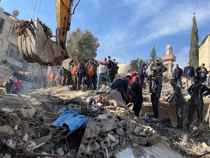 Una máquina retira los escombros de un edificio destruido después del ataque aéreo de Israel, que mató a 4 comandantes de asesores del Cuerpo de la Guardia Revolucionaria Islámica, en Damasco, Siria, el 20 de enero de 2024