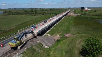 Una máquina trabajaba sobre el puente el fin de semana largo pasado