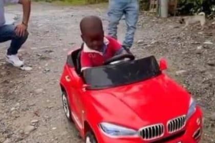 Una marca de ropa infantil le regaló este auto a Yanfry