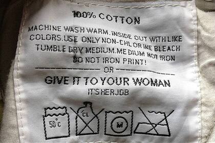 Una marca recomienda en su etiqueta que las mujeres laven la ropa porque es su trabajo