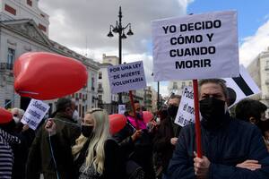 España se suma al puñado de países que legalizaron la eutanasia