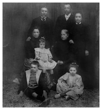 Una Marga d'Andurain niña con su familia (Foto: facebook.com/Cristina.Morato.Oficial)