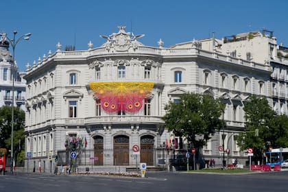 Una mariposa gigante en la fachada del Palacio de Linares, como parte del programa Conexión Buenos Aires-Madrid