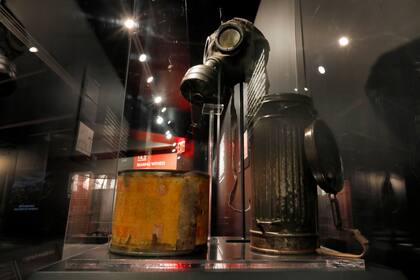 Una máscara de gas de Auschwitz y una lata del pesticida Zyklon-B, a la izquierda