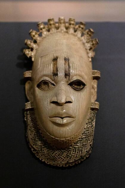 Una máscara de marfil tallada, usada por el Oba, o gobernante, de Benin durante las ceremonias