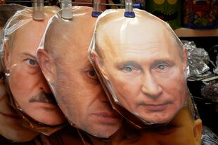 Una máscara del presidente ruso Vladimir Putin en una tienda de recuerdos en San Petersburgo, Rusia, domingo 19 de marzo de 2023.