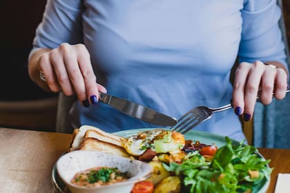 Una masticación prolongada por bocado reduce la producción de grelina (la hormona que estimula el hambre) y aumenta la liberación de otras
