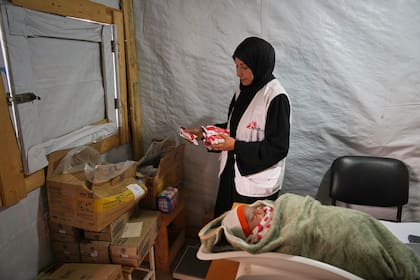 Una médica de Médicos Sin Fronteras (MSF) atiende a un bebé en Muwasi, en la Franja de Gaza. Noruega le donará a MSF la recaudación de un partido de fútbol con Israel