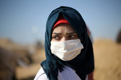 Una médica palestina usa un barbijo para contrarrestar los gases