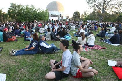Una meditación colectiva por la paz en el Planetario de Buenos Aires, organizada por El Arte de vivir; se realizó en simultáneo en veinte ciudades de América Latina