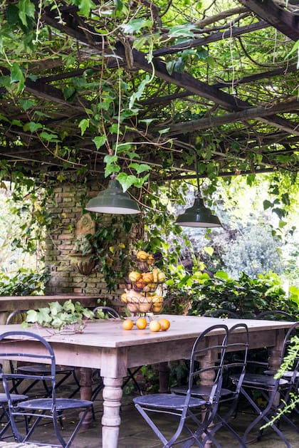 Una mesa al aire libre invita a disfrutar de largas veladas en los meses de verano