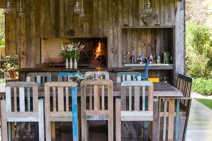 Una mesa alta se usa como espacio de apoyo al cocinar, como barra y como mesa complementaria cuando hay muchos invitados.