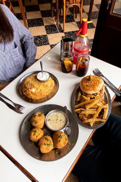 Una mesa bien porteña con tortilla, vermut y sifón de soda