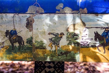 Una mesa con azulejos que describen la historia del Quijote, entre otras reliquias que también se conservan adentro de la propiedad