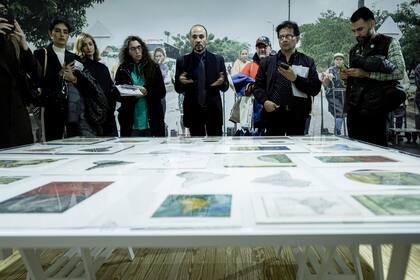 Una mesa con cartografías que representan el continente americano, su historia y los sistemas de representación