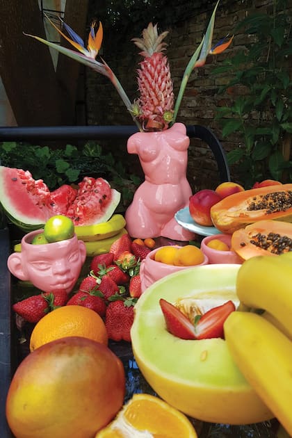 Una mesa con frutas frescas en la que vemos dos cerámicas hechas por la novia.