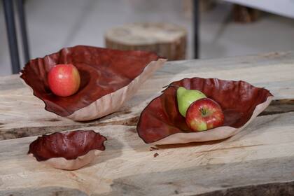 Una mesa de 2,5 metros y 200 kilos, un banco del mismo largo, otro pequeño, tres taburete, una lámpara y seis bowls de cuero forman parte de la producción que surgió de un solo pino que talaron con la ayuda de leñadores de Gistaín.