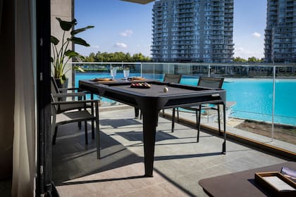 Una mesa de pool en el balcón con increíbles vistas al exterior, parte de la propuesta claramente lúdica del espacio.