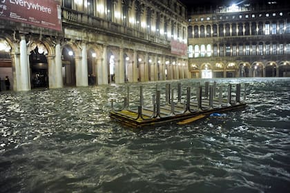 Una mesa de un restaurante flota en medio de la inundada Plaza de San Marcos