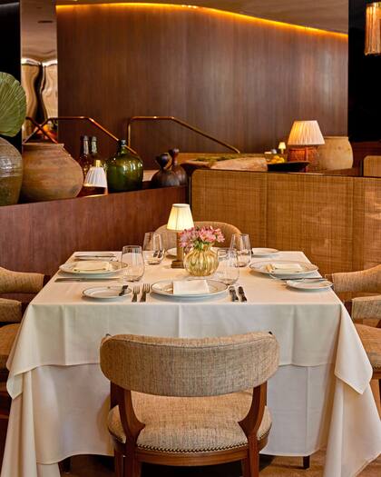 Una mesa en Fasano: manteles blancos y comida italiana de la mejor