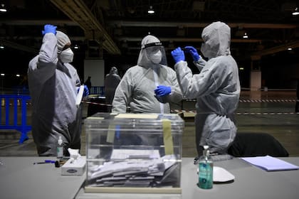 Una mesa exclusiva para votantes con coronavirus en las elecciones de Cataluña del 14 de febrero pasado