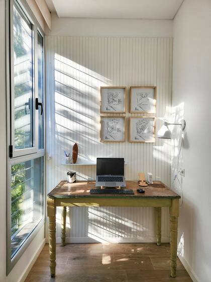 Una mesa existente, pero en un nuevo color, para el segundo escritorio. Esta y todas las lámparas de la planta alta son de @dantehogar.