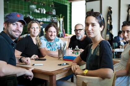 Una mesa habitual en Yeite, el restaurante integrado al local de ropa. En el sentido de las agujas del reloj, Leandro Erlich, Jessica, Pablo Sandrigo (su pareja), Pato Baya, Clara Cullen y la artista Luna Paiva