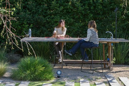 Una mesa para comer al aire libre o para realizar trabajos de jardinería acompaña la zona de estar del fogonero