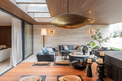 Una mesa ratona con quemador incorporado, refuerza la idea de versatilidad: puede ser fogón o superficie de apoyo, según la ocasión.