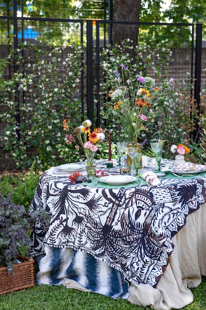 Una mesa redonda con varios manteles superpuestos, un ramo principal en el centro y varios pequeños floreros de diferentes formas y alturas. Los candelabros con velas de colores iluminarán la mesa de noche. Más color en la vajilla, y la propuesta es animarse a mezclar juegos diferentes para crear un estilo único.