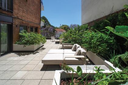 Una mezcla de especies nativas y plantas exóticas se combina en la terraza para dividir y sectorizar los espacios.