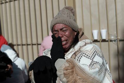 Una migrante colombiana de 48 años  rompe en llanto después de que su cita por CBP One fue cancelada en el puente internacional Paso del Norte de Ciudad Juárez, México, limítrofe con Estados Unidos.