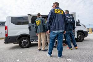 Una migrante se casó con un funcionario de la Guardia Costera y fue detenida en Florida por tener la visa vencida