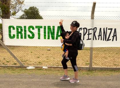 Una militante kirchnerista llega al estadio platense